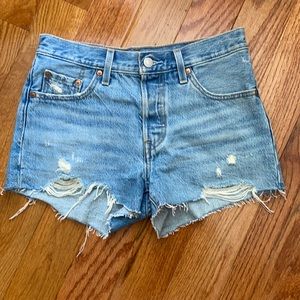 Levi’s 501 button fly distressed short